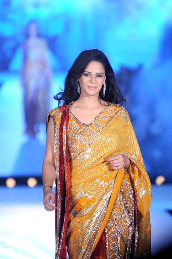 Mona Singh walks for Manish Malhotra & Shaina NC's show for CPAA 09